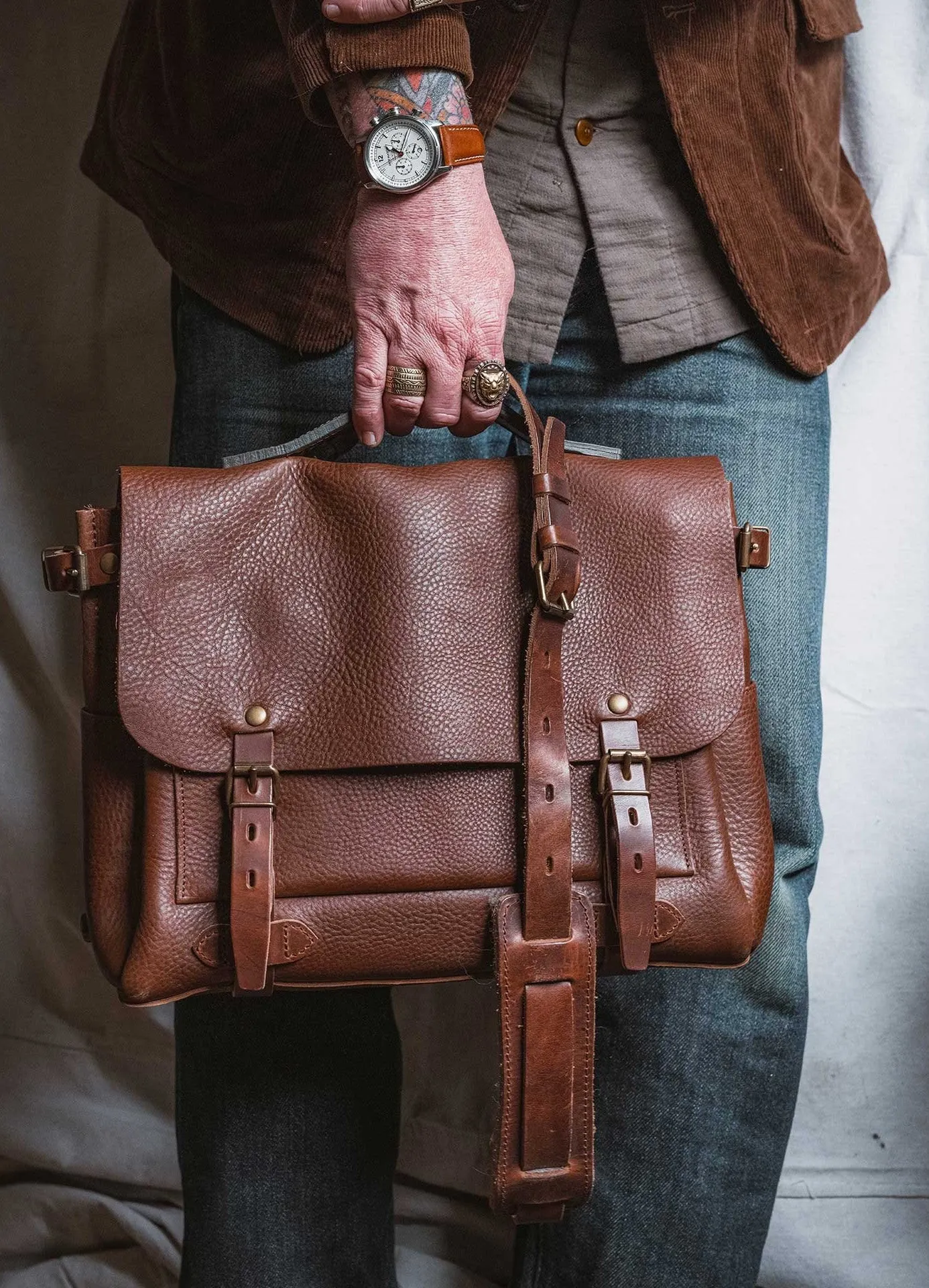 POSTMAN BAG ÉCLAIR M | Vegetable Tanned Leather | Black